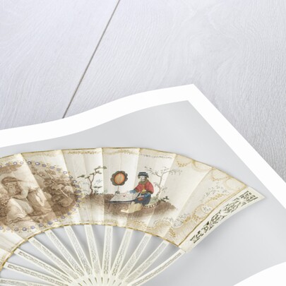 Folding fan with double sheet of paper on which a round, cut stipple engraving depicting a seated woman surrounded by lovers on both sides with a chinoiserie figure with silk clothes by Anonymous