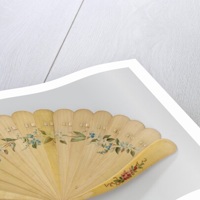 Brisé fan of wood, partially painted with flowers and fully varnished by Gijs Bosch Reitz