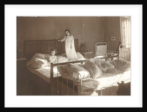 Marba en Eckart Titzenthaler, children of the photographer, in the bedroom of the house Friedrichstrasse, Berlijn by Waldemar Titzenthaler
