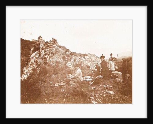 Group portrait of travelers and helpers during a picnic in the mountains, in France or Italy by Henry Pauw van Wieldrecht