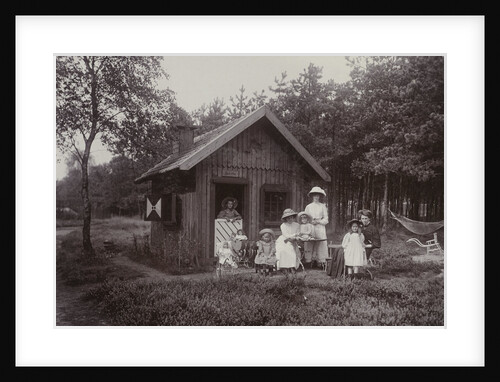 The photographers children, Renee, Thelma, Irene and Sacha, with their mother and two nannies and mother at a playhouse ?, Sand cottage by Henry Pauw van Wieldrecht