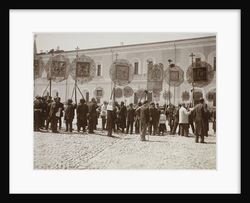 Procession with religious images on the Kremlin, Russia by Henry Pauw van Wieldrecht