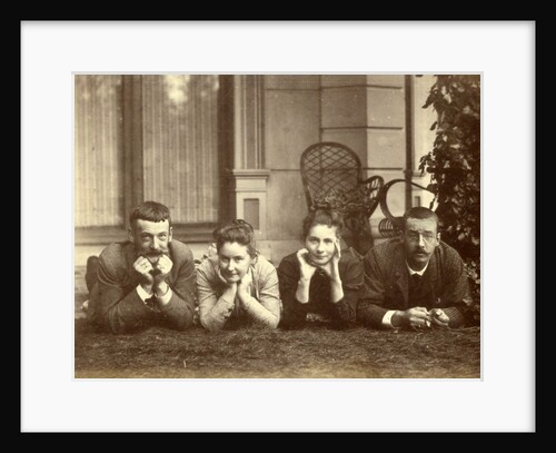 Portrait of family Pauw van Wieldrecht lying on a field by Henry Pauw van Wieldrecht