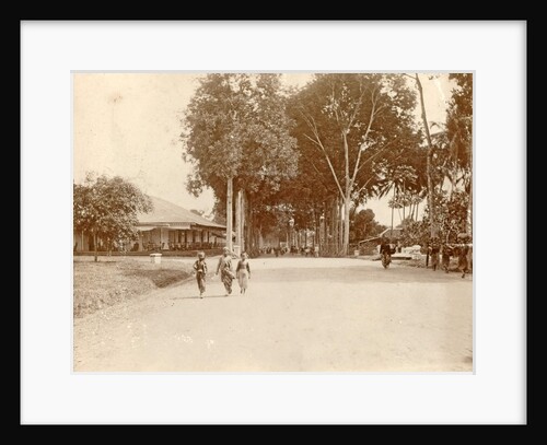 Street scene in the Dutch East Indies with children, porters and passersby by Anonymous