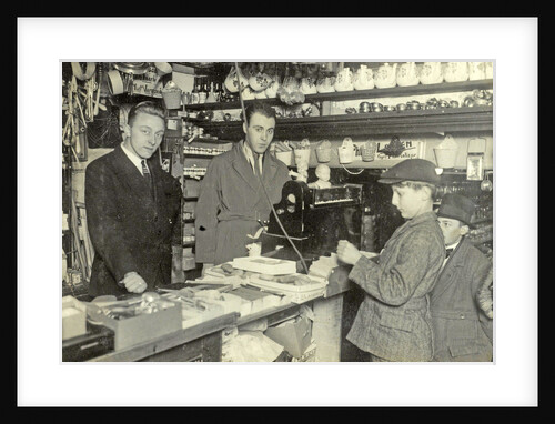 Interior of the store in household items Hofman-Groothoff by Anonymous
