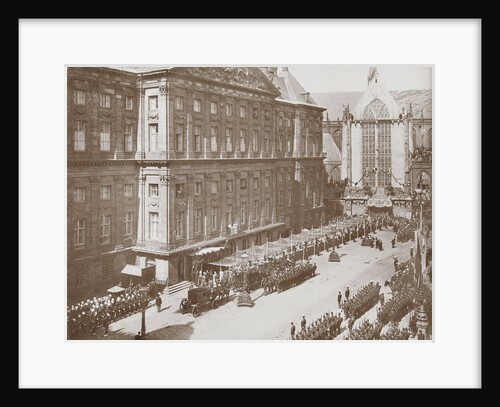 Salute Wilhelmina by soldiers and civilians after her coronation as Queen at the Royal Palace on Dam Square, Amsterdam by Samuel Herz