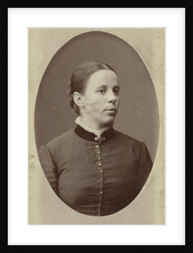 Oval studio portrait of woman, bust by W.G. Kuijer