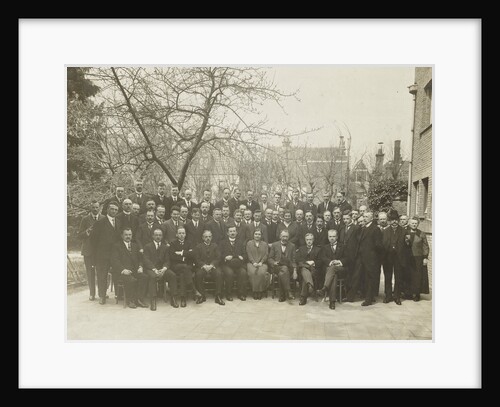 Group portrait by Nederlandsch fotopersbureau