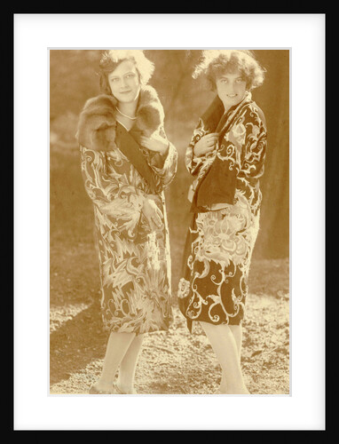 Fashion Photo Wiener Werkstätte embroidered clothes, models with two coats by Anonymous