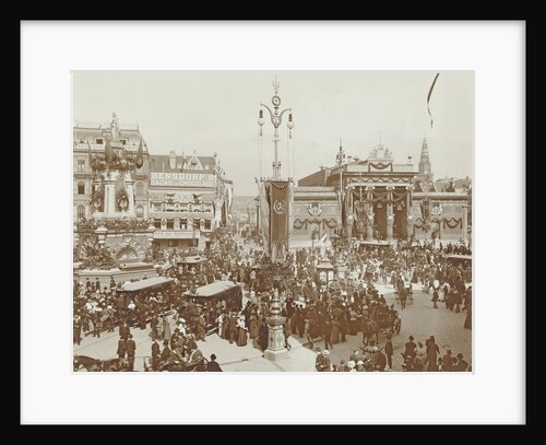 Decorations on Dam Square, Amsterdam, during the inauguration of Queen Wilhelmina by Anonymous