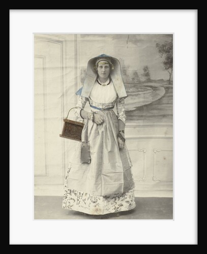 Portrait of a woman in Zaanse costume posing for a background cloth by S. Bakker Jz.