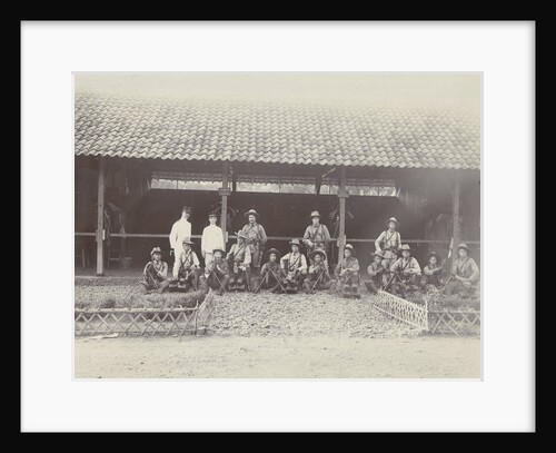 Group portrait of KNIL soldiers with machine guns for a stable by Lik Sun Bros