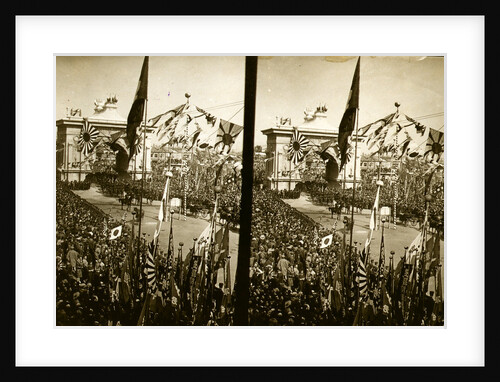 Crowds lining the street as the procession of carriages carrying Admiral Togo, naval officers, and government officials passes through a triumphial arch by Anonymous