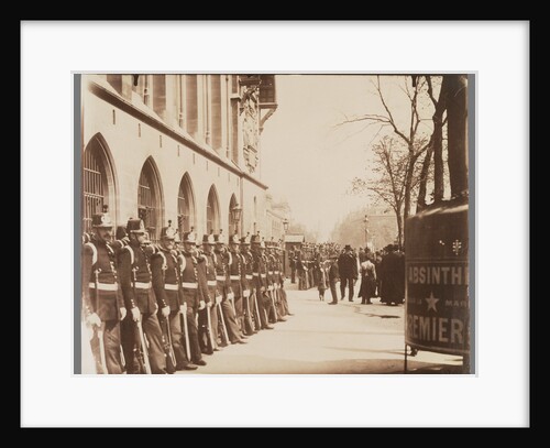 Gardes Républicains devant le Palais de Justice (Republican Guards in front of the Palais de Justice) by Eugène Atget