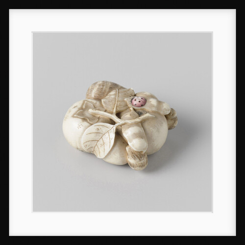 Netsuke, Representation of a combination with fruit. On one of the pulses is a ladybug and a tomato is an inscription by Anonymous