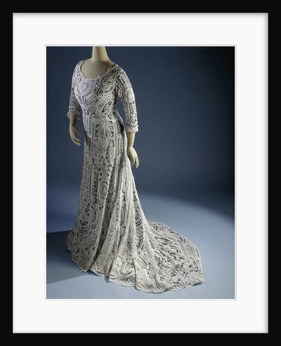 Gown with half sleeves and drag, cotton lace with needle lace fillings by Anonymous