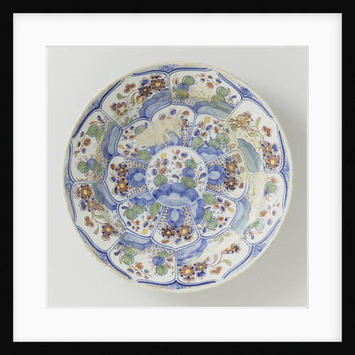 Dish polychrome painted faience, De Porceleijne Schotel by Johannes van Duijn