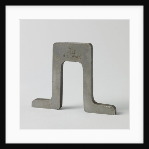Cross section of a hollow iron long connection by Anonymous
