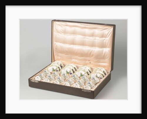 Twelve cups and saucers, multicolor painted with violins within an ornamental decor; with cassette by C.W.J. 't Hart