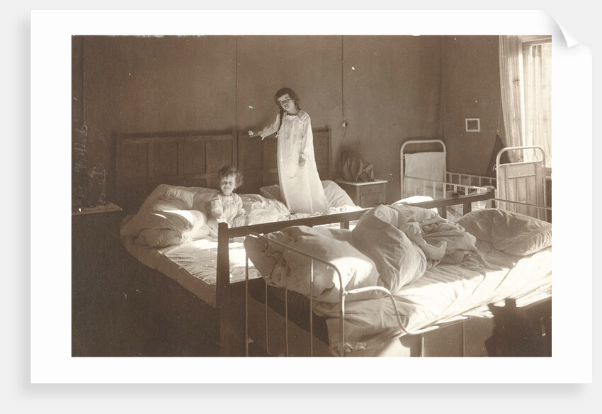 Marba en Eckart Titzenthaler, children of the photographer, in the bedroom of the house Friedrichstrasse, Berlijn by Waldemar Titzenthaler