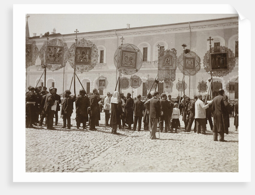 Procession with religious images on the Kremlin, Russia by Henry Pauw van Wieldrecht