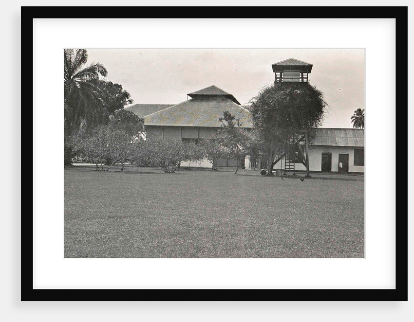 The house and office of the inspector of the Deli Maatschappij in Bindjai Langkat in Sumatra by Anonymous