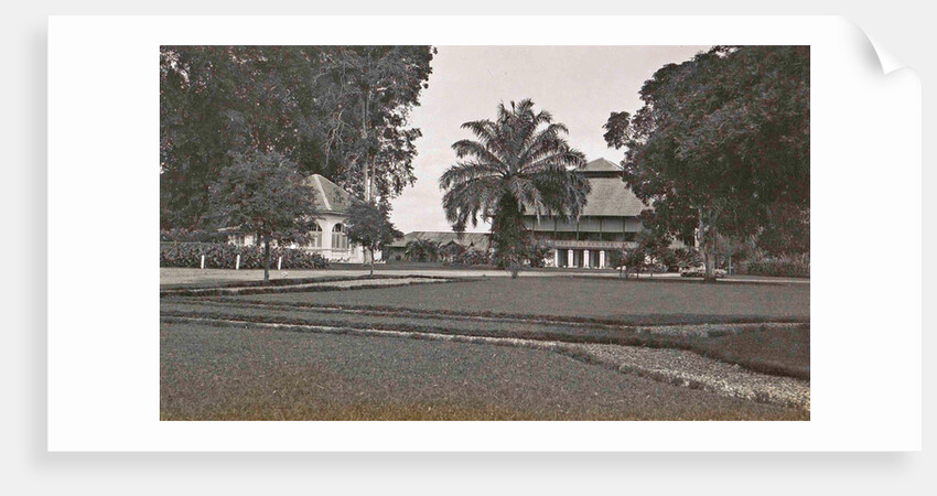 The house and office of the inspector of the Deli Maatschappij in Bindjai Langkat in Sumatra by Anonymous