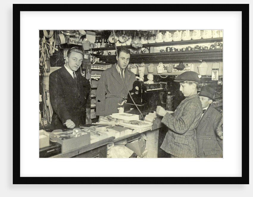 Interior of the store in household items Hofman-Groothoff by Anonymous