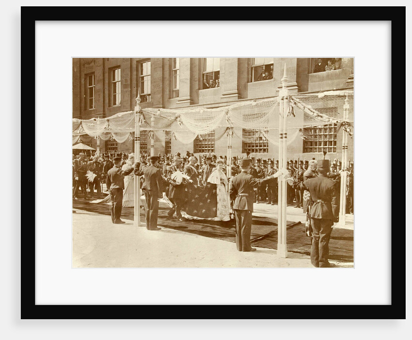Queen Wilhelmina under the canopy during her inauguration by Barend Groote