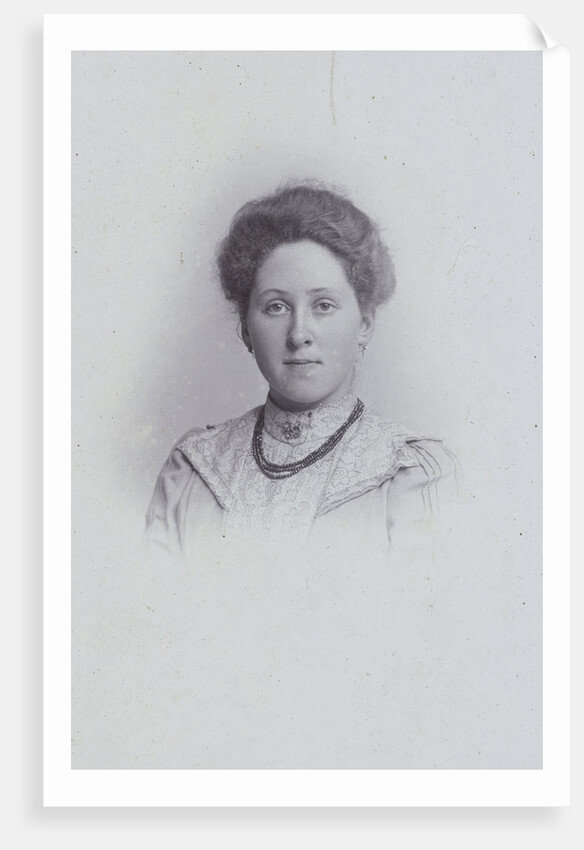 Studio Portrait lady with necklace, bust by J.L.T. Huijsen