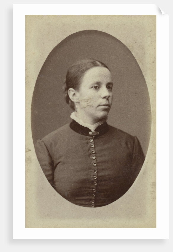 Oval studio portrait of woman, bust by W.G. Kuijer