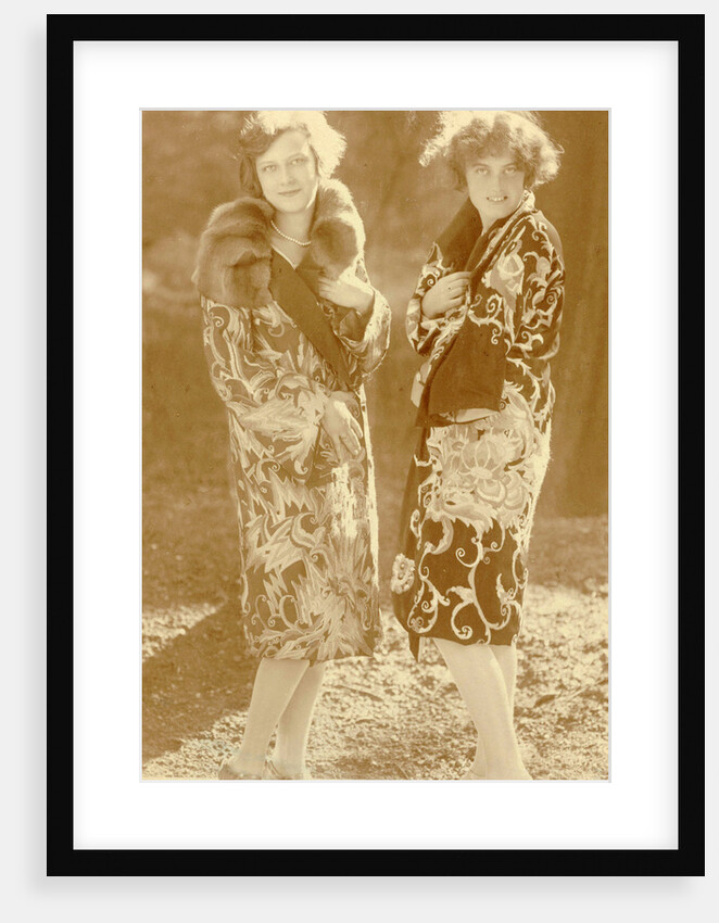 Fashion Photo Wiener Werkstätte embroidered clothes, models with two coats by Anonymous