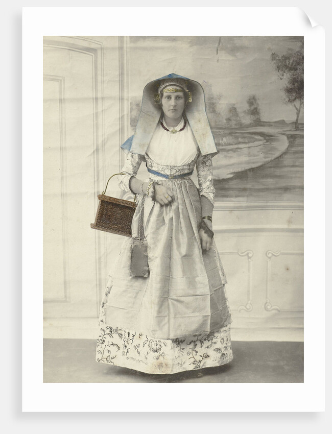 Portrait of a woman in Zaanse costume posing for a background cloth by S. Bakker Jz.