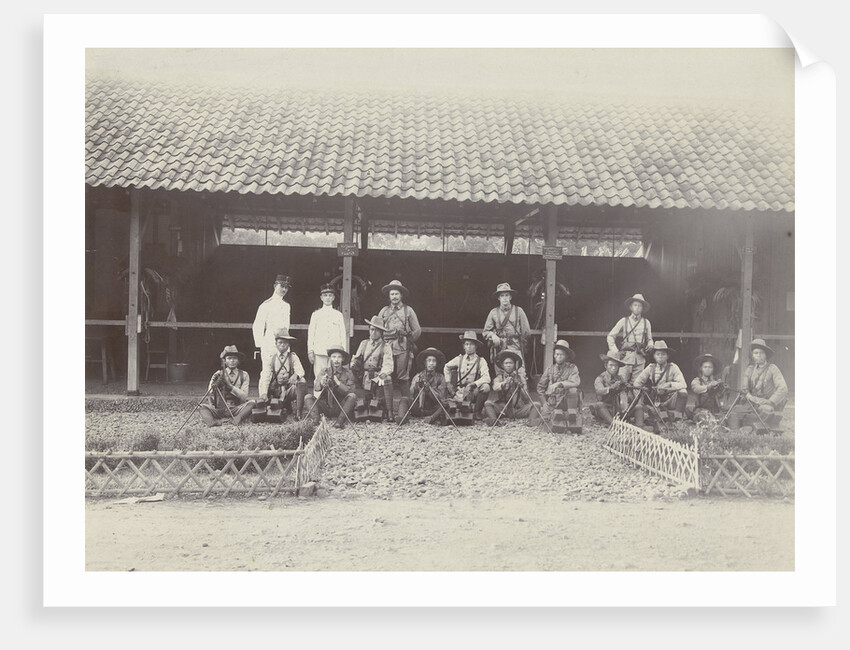 Group portrait of KNIL soldiers with machine guns for a stable by Lik Sun Bros