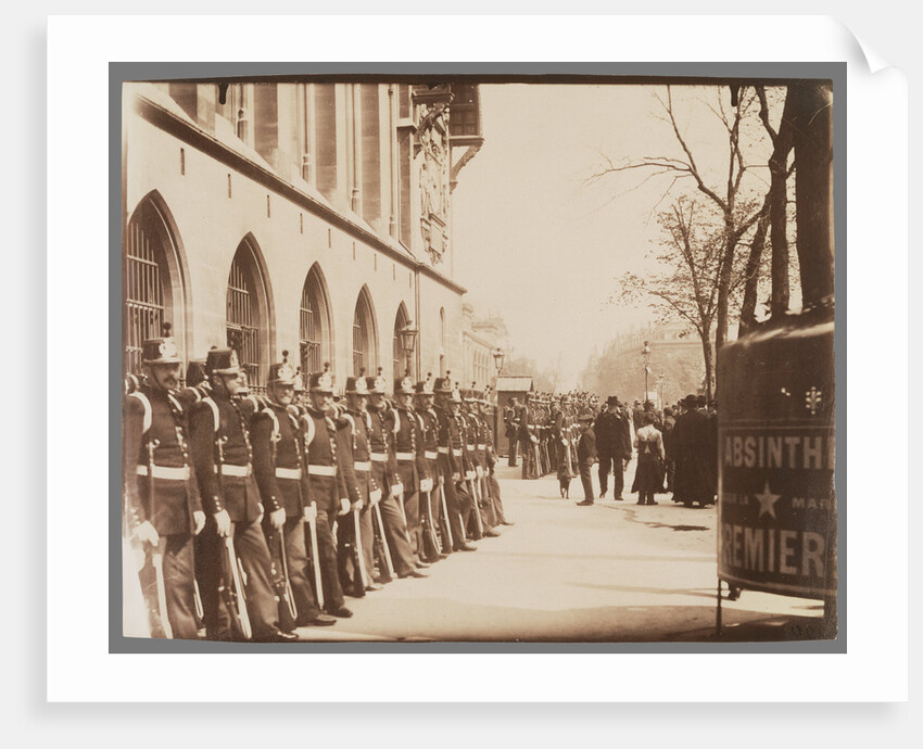 Gardes Républicains devant le Palais de Justice (Republican Guards in front of the Palais de Justice) by Eugène Atget