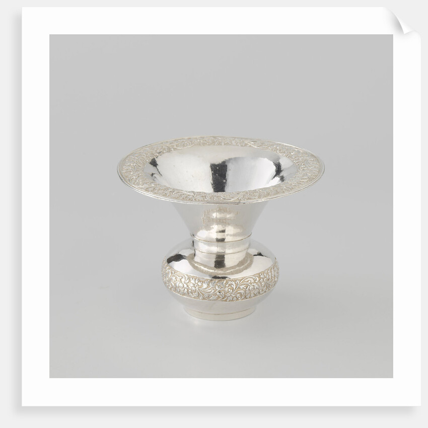 Spittoon silver with chased flowers and leaves by Anonymous