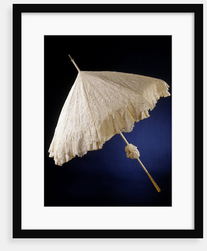 Parasol with deck of needle lace, point de gaze de Bruxelles, lined with crepe georgette by Anonymous