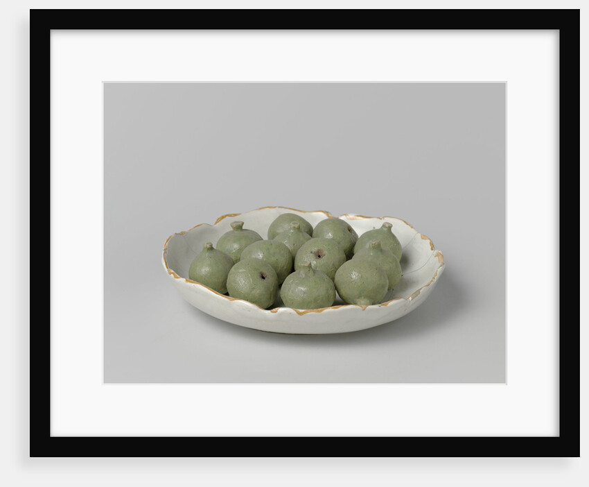 Dish with scalloped edge and twelve figs imposed by Arie Blankers