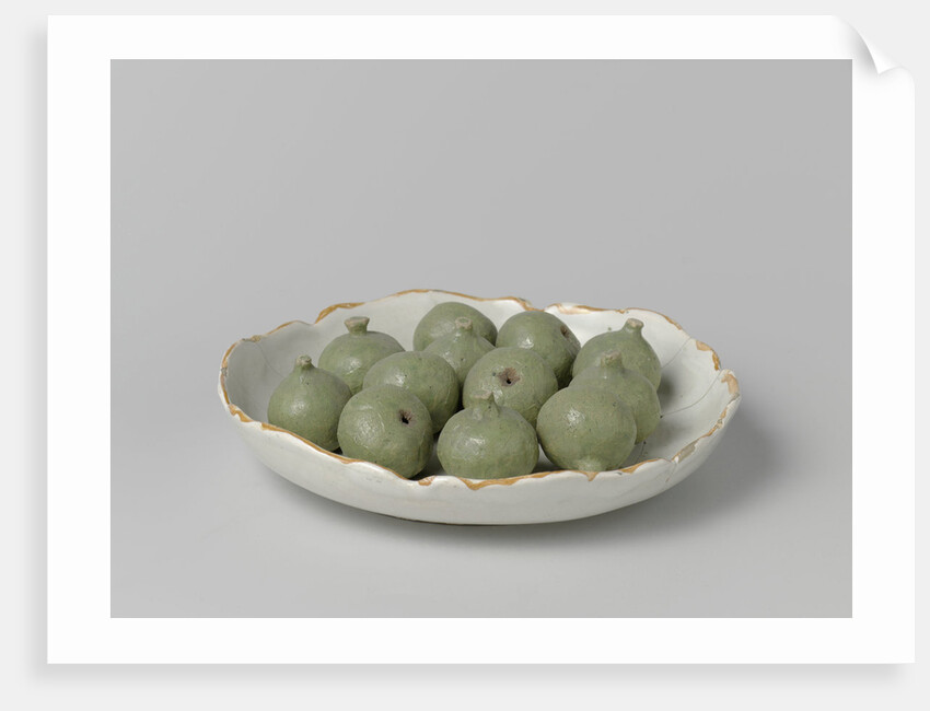 Dish with scalloped edge and twelve figs imposed by Arie Blankers