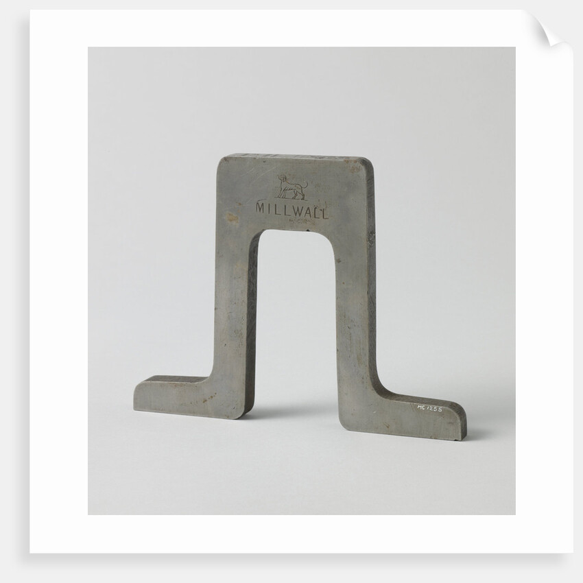 Cross section of a hollow iron long connection by Anonymous