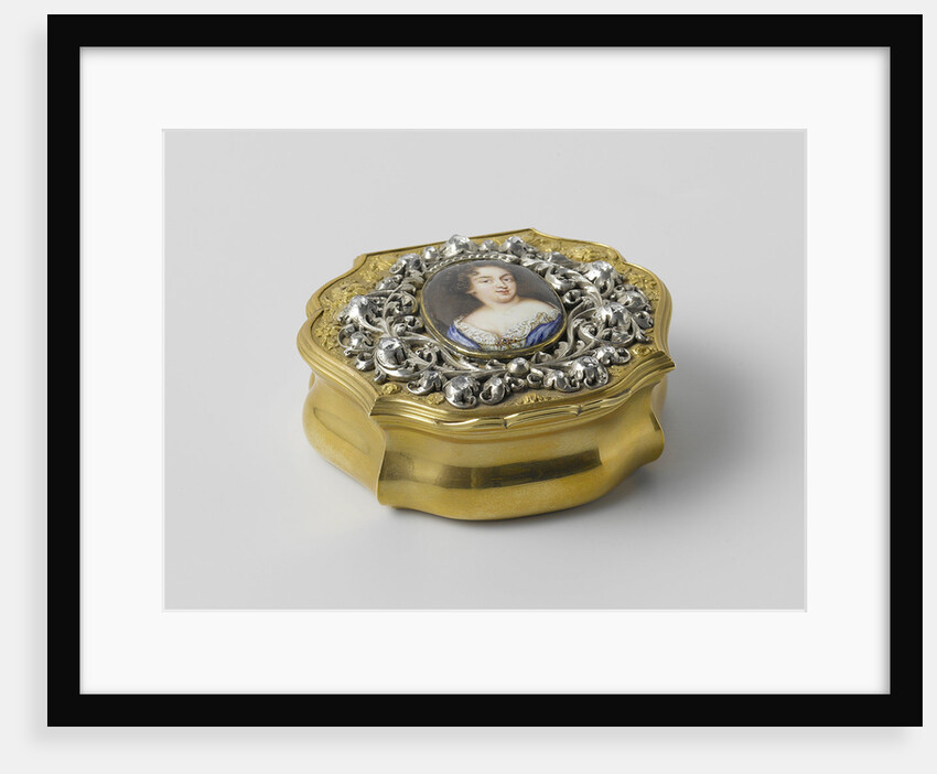 Snuffbox with a breast ornament with a portrait of Queen Mary, Henri La Pierre by Anonymous