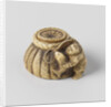 Netsuke, Representation of a combination with fruit. On one of the pulses is a ladybug and a tomato is an inscription by Anonymous
