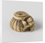 Netsuke, Representation of a combination with fruit. On one of the pulses is a ladybug and a tomato is an inscription by Anonymous