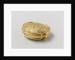 Snuff box of gold, adorned with driven representation of a fountain in a garden by Jean Saint