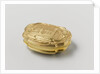 Snuff box of gold, adorned with driven representation of a fountain in a garden by Jean Saint
