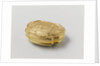 Snuff box of gold, adorned with driven representation of a fountain in a garden by Jean Saint