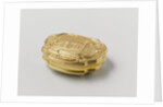 Snuff box of gold, adorned with driven representation of a fountain in a garden by Jean Saint