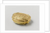 Snuff box of gold, adorned with driven representation of a fountain in a garden by Jean Saint