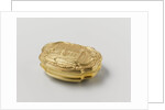Snuff box of gold, adorned with driven representation of a fountain in a garden by Jean Saint
