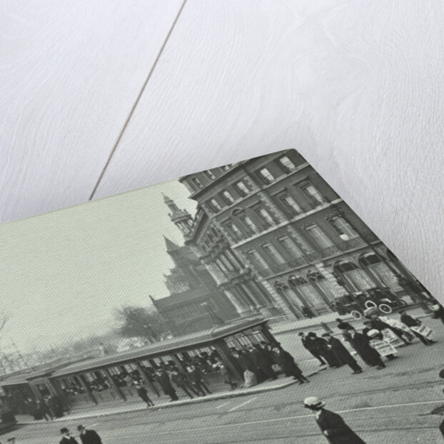 Queue of people at Blackfriars Tramway shelter, London, 1912 by Unknown